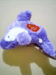 boneka dolphin warna ungu